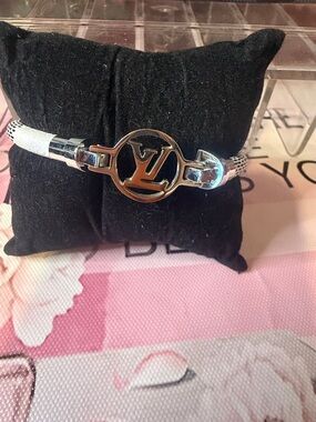 Stainless lWhite Band Bracelet with Silver magnetic closure Medallion